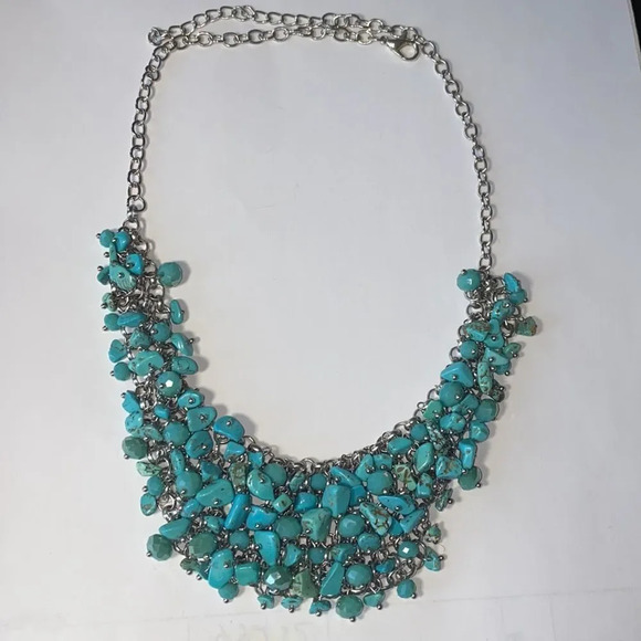Turquoise colored chipped stone bead necklace - Picture 4 of 4